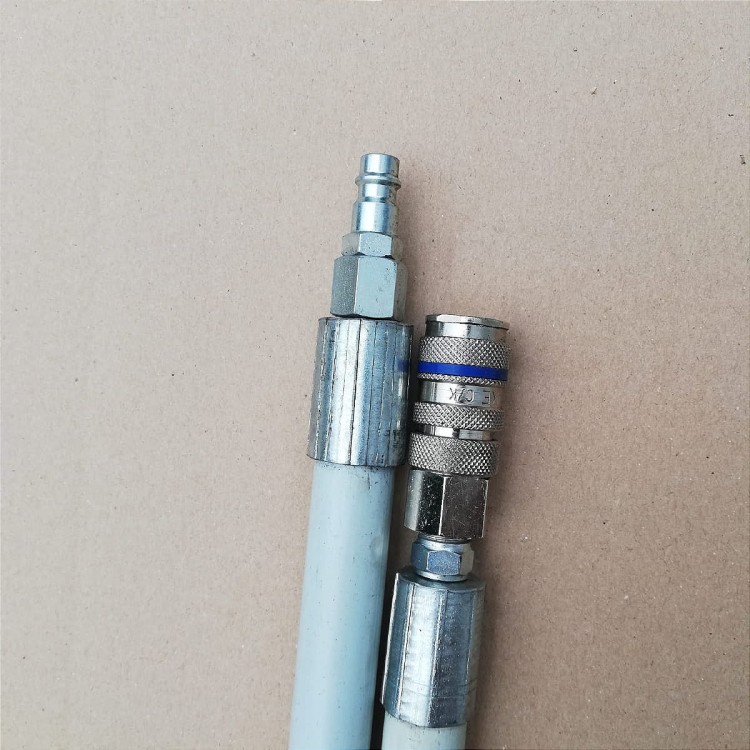 Tyczka pneumatyczna elsatyczna 1,5m. Zaopatrzona w szybkozłącze pneumatyczne z zamkiem,  uniemożliwiającym samoistne rozpięcie się tyczek.